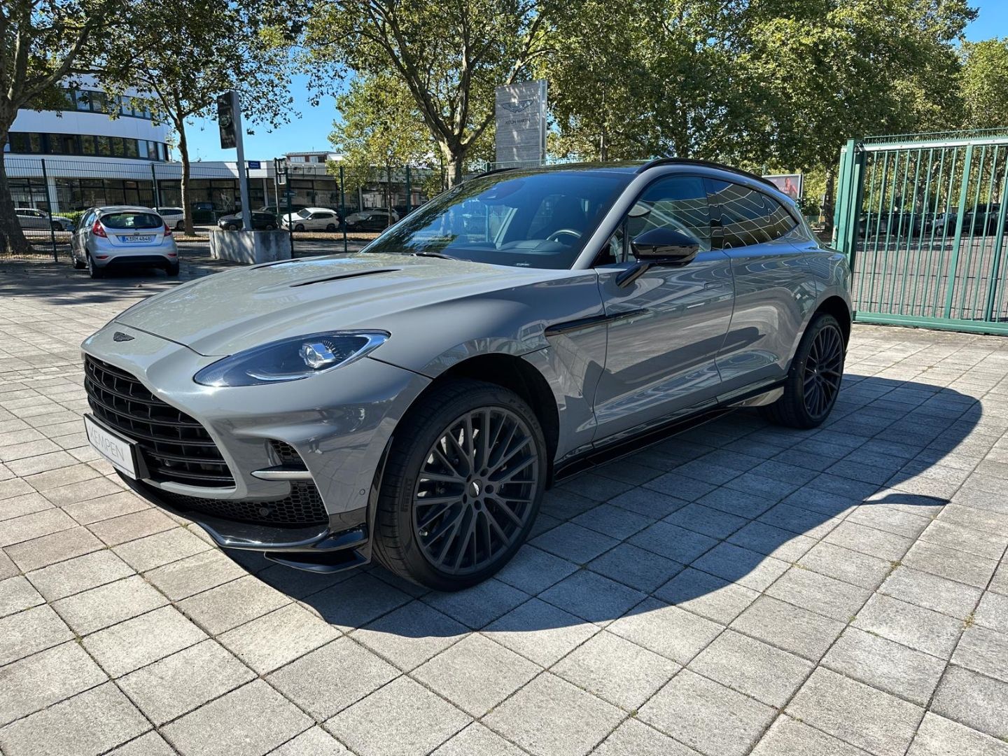 Aston Martin DBX 707 China Grey / Onyx Black 2024